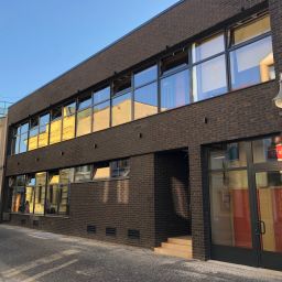 čierne plastové okná budova referencie ekoprofil.sk