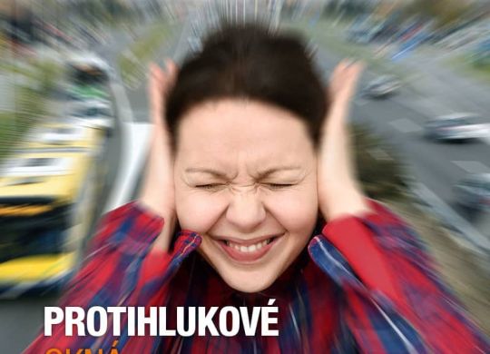 Znepokojená žena si drží uši a mračí sa kvôli hluku z rušnej cesty plnej áut a