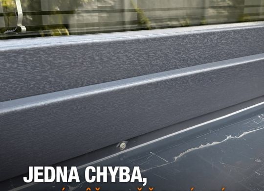 Detail okna s čiastočne odstránenou ochrannou fóliou, ktorá sa začala rozpadávať v dôsledku UV žiarenia.