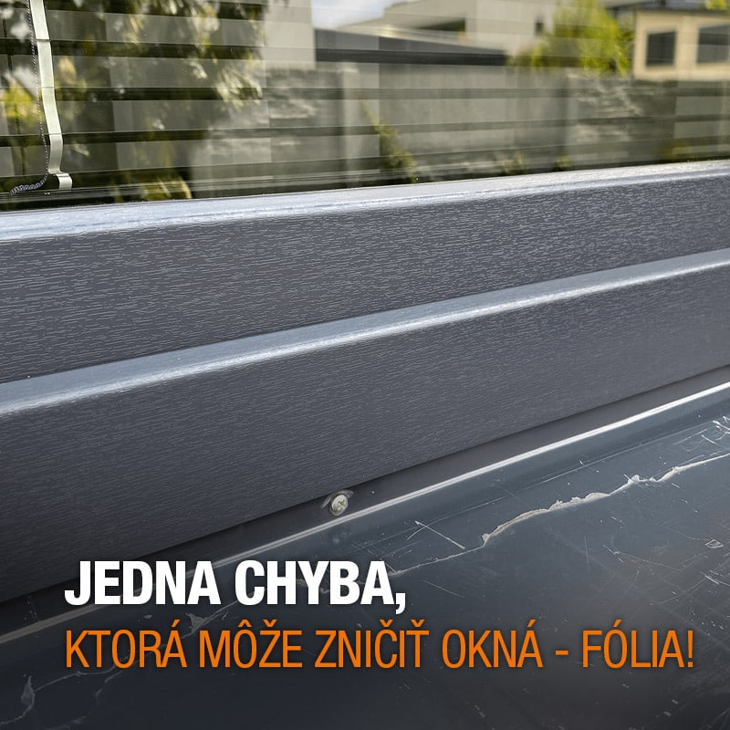Detail okna s čiastočne odstránenou ochrannou fóliou, ktorá sa začala rozpadávať v dôsledku UV žiarenia.