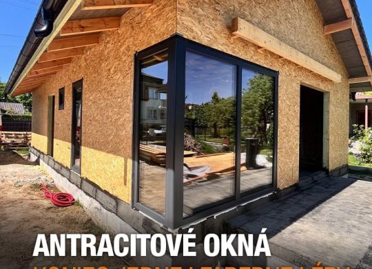 Rodinný dom s antracitovými oknami, ktoré už ustupujú novým farebným trendom