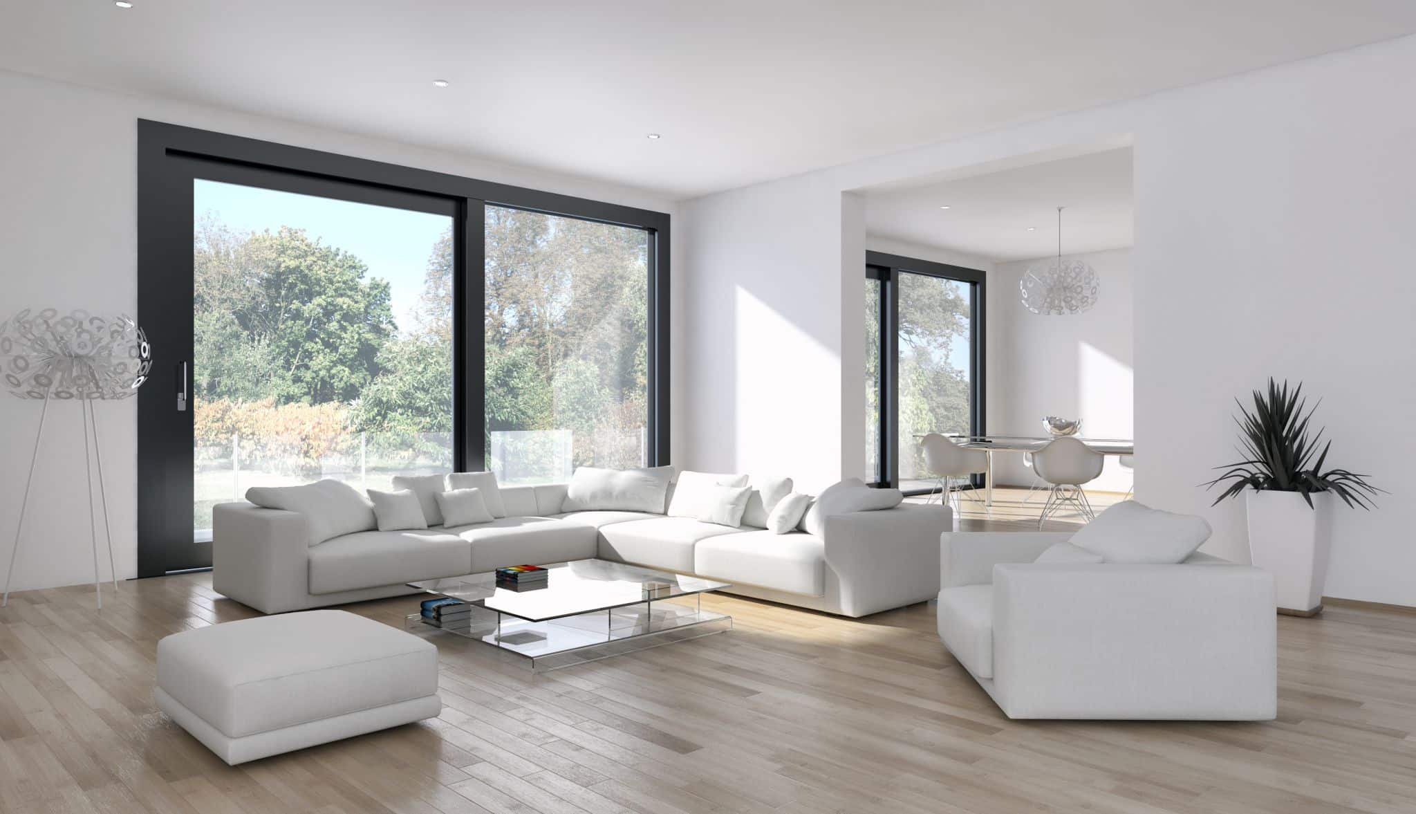 Interiéru obývačky s veľkými oknami